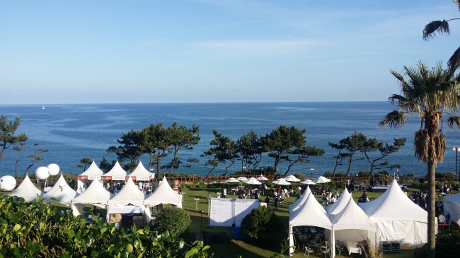 Tents are set up at the Hyatt Regency Jeju's Cliff Garden for the Bounty of Jeju program at the Jeju Food & Wine Festival on May 12. (Kim Hoo-ran/ The Korea Herald)
