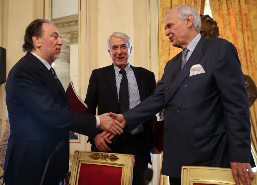 Conductor Riccardo Chailly (left), shakes hand with La Scala theater manager Alexander Pereira as Milan's mayor Guiliano Pisapia stands between them, at the end of a news conference in Milan, Italy, Wednesday. (AP-Yonhap)