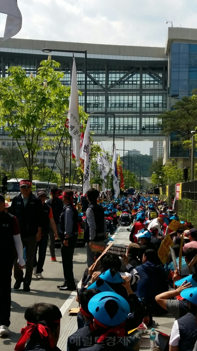 정부가 공공기관의 성과연봉제 도입에 강공 드라이브를 걸고 있지만, 노조의 반발과 정치권의 개입으로 평행선을 달리고 있다. 사진은 세종시 기획재정부 청사 앞에서 성과연봉제 저지 집회를 열고 있는 공공부문 노조원들. [헤럴드경제 사진DB]
