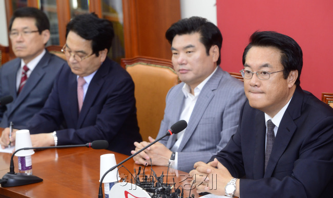 정진석 새누리당 원내대표가 20일 오전 서울 여의도 국회에서 열린 원내지도부-중진의원 연석회의에서 모두발언을 하고 있다. 박해묵 기자/mook@heraldcorp.com