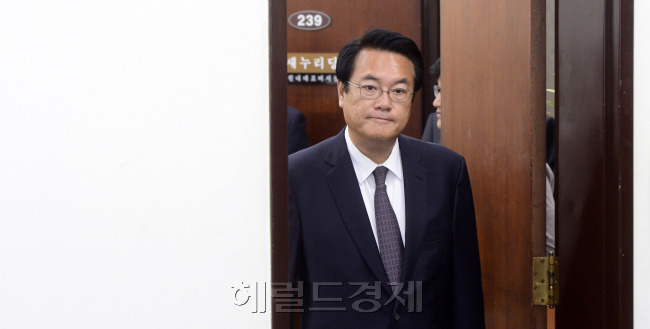 정진석 새누리당 원내대표가 20일 오전 서울 여의도 국회에서 열린 원내지도부-중진의원 연석회의에 참석하고 있다. 박해묵 기자/mook@heraldcorp.com