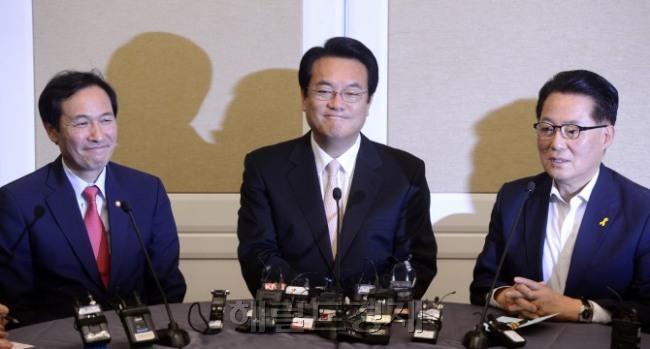 ‘겉으론 웃지만 속은…’ 정진석 새누리당 원내대표, 우상호 더불어민주당 원내대표, 박지원 국민의당 원내대표가 19일 오후 국회 귀빈식당에서 열린 20대 원 구성 협상을 위한 첫 회의에서 의견을 나누고 있다. 박해묵 기자/mook@heraldcorp.com