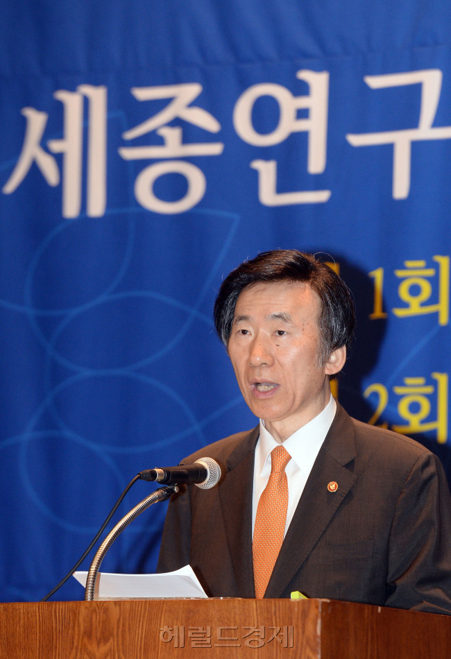 20일 오전 경기도 성남 세종연구소에서 열린 '세종연구소 30주년 기념 학술회의'에서 윤병세 외교부 장관이 축사를 하고 있다./ 안훈 기자 rosedale@heraldcorp.com 2016.05.20