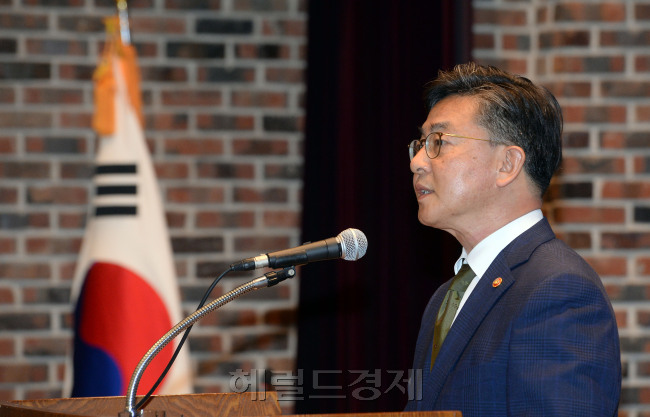 20일 오전 경기도 성남 세종연구소에서 열린 '세종연구소 30주년 기념 학술회의'에서 홍용표 통일부 장관이 축사를 하고 있다./ 안훈 기자 rosedale@heraldcorp.com 2016.05.20