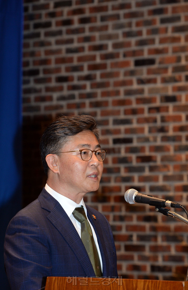 20일 오전 경기도 성남 세종연구소에서 열린 '세종연구소 30주년 기념 학술회의'에서 홍용표 통일부 장관이 축사를 하고 있다./ 안훈 기자 rosedale@heraldcorp.com 2016.05.20