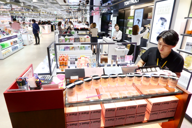 Visitors on Friday look at goods sold at Doosan's newly-opened duty-free shop inside Doota, a shopping mall located near Seoul's popular shopping district Dongdaemun Market. (Yonhap)