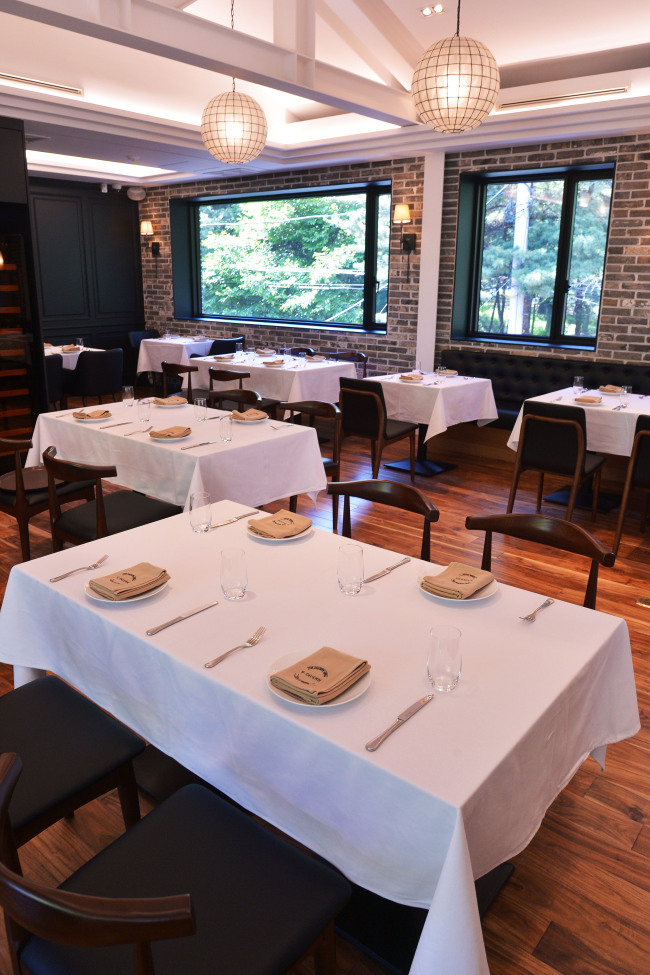 S-Tavern, which opens May 23 in Sinsa-dong, Seoul, features a casual first floor and a more formal second floor, pictured here. (Photo credit: Lee Sang-sub/The Korea Herald)