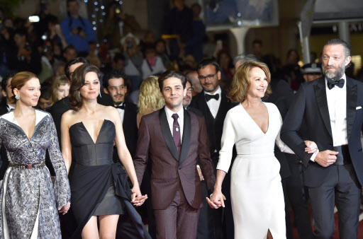 From left: French actress Lea Seydoux, French actress Marion Cotillard, Canadian director Xavier Dolan, French actress Nathalie Baye and French actor Vincent Cassel arrive Thursday for the screening of the film “It’s Only the End of the World” at the 69th Cannes Film Festival in Cannes, France. (AFP-Yonhap)