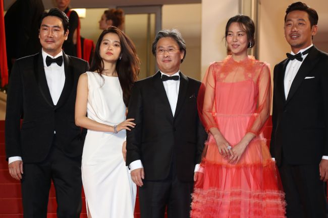 From left: Cho Jin-woong, Kim Tae-ri, Park Chan-wook, Kim Min-hee and Ha Jung-woo pose for a photo on May 14 at the premiere of “The Handmaiden” at Cannes’ Grand Theatre Lumiere. (Yonhap)