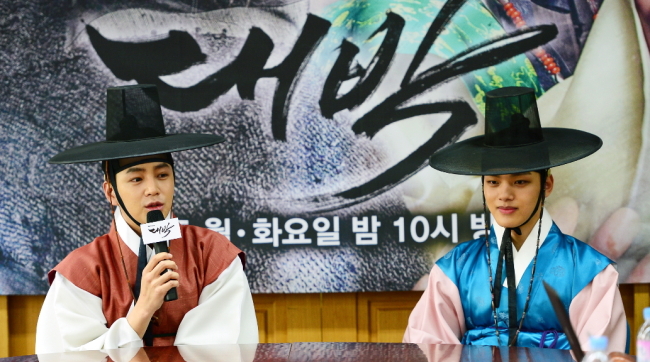 Actors Jang Keun-suk (left) and Yeo Jin-goo talk to the press during a group interview for their TV series “Jackpot” on Friday in Tanhyeon, Gyeonggi Province. (SBS)