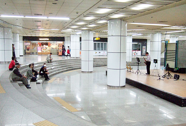 Public performance stage inside Subway Line No. 4 Isu Station (Seoul Metropolitan Government)
