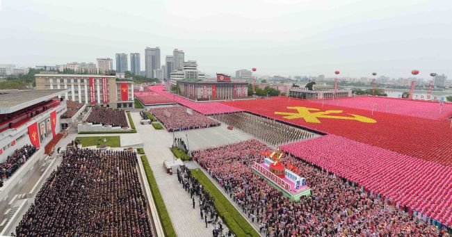 This picture taken on May 10, 2016 and released from North Korea's official Korean Central News Agency (KCNA) on May 11, 2016 shows general view of a mass parade marking the end of the 7th Workers Party Congress in Kim Il-Sung Square in Pyongyang. (AFP-Yonhap)