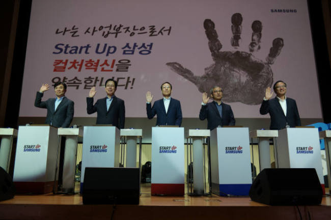 Samsung executives pledge the company’s new corporate vision “Start-up Samsung” at its headquarters in Suwon, Gyeonggi Province, on March 24. Samsung Electronics
