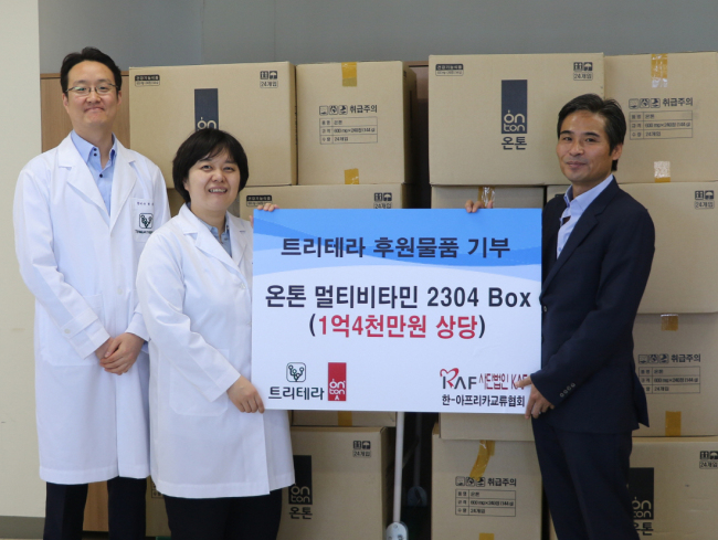 안혜성 트리테라 대표(가운데)와 마호길 한-아프리카교류협회 대표(오른쪽)가 기부 물품 전달식을 갖고 기념촬영을 하고 있다.[사진제공=한-아프리카교류협회]
안혜성 트리테라 대표(가운데)와 마호길 한-아프리카교류협회 대표(오른쪽)가 기부 물품 전달식을 갖고 기념촬영을 하고 있다.[사진제공=한-아프리카교류협회]