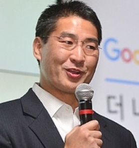 옥시 최고경영자 출신으로 첫 23일 검찰 조사를 받는 한국계 미국인 존 리(48) 전 대표(현 구글코리아 대표). 영국 본사 개입 여부 등 각종 의혹들이 규명될지 주목된다.