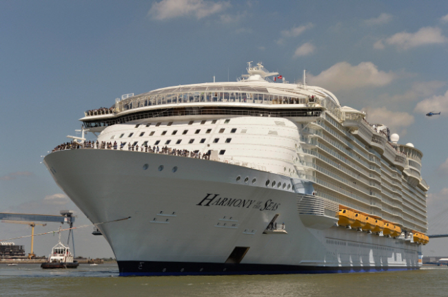 STX프랑스가 건조해 지난 22일 첫 항해에 나선 세계 최대 크루즈선 ‘바다의 화음(Harmony of the seas)’ 출항 모습. STX프랑스는 현재 매각 작업이 진행중이다.