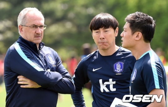 울리 슈틸리케(왼쪽) 축구 대표팀 감독과 신태용(가운데) 올림픽 축구 대표팀 감독.