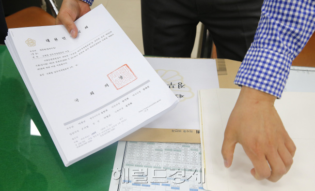 23일 오전 국회 의안과에서 정부로 이송할 제324회 국회 임시회에서 의결 130여개 법안들이 준비되고 있다. 이날 정부로 전달될 법안 중 청문회 개최를 가능하게 한 국회법 개정안에 대해 대통령이 거부권 행사할 지에 대해 관심이 집중되고 있다. 박해묵 기자/mook@heraldcorp.com
23일 오전 국회 의안과에서 정부로 이송할 제324회 국회 임시회에서 의결 130여개 법안들이 준비되고 있다. 이날 정부로 전달될 법안 중 청문회 개최를 가능하게 한 국회법 개정안에 대해 대통령이 거부권 행사할 지에 대해 관심이 집중되고 있다. 박해묵 기자/mook@heraldcorp.com