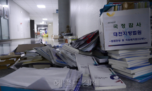 　19대 국회 임기가 1주일여 남은 23일 오전 서울 여의도 국회 의원회관 복도가 4ㆍ13 총선 낙선ㆍ낙천 의원 사무실에서 나온 이사짐들과 쓰레기로 지저분하다. 일부 쓰레기에는 국정감사 자료 등이 그대로 방치돼 보안 유출이 우려된다. [사진=박해묵 기자/mook@heraldcorp.com]