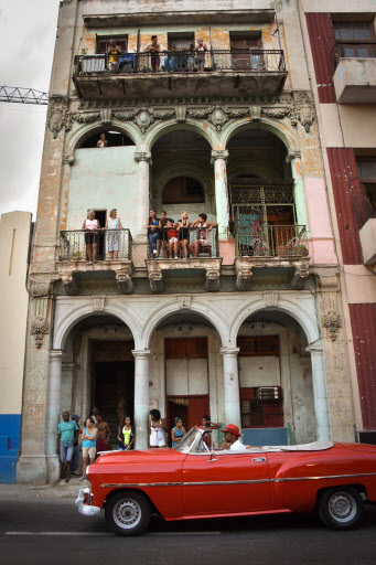 From their houses Cubans try to watch the Chanel show at the Prado promenade in Havana, on May 3. (AFP-Yonhap)