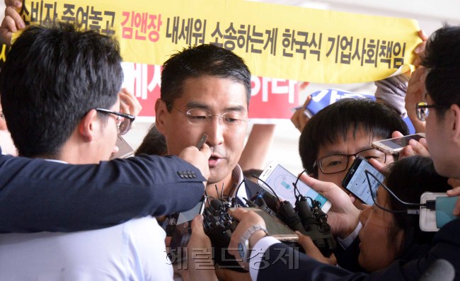 23일 오후 존 리 전 옥시 대표가 서울 서초동 서울중앙지검 청사 안으로 들어가고 있다. 정희조 기자/checho@heraldcorp.com
