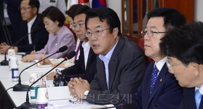 새누리당이 24일 오전 서울 여의도 국회 원내대표실에서 가습기 살균제 피해자와 가족모임과 면담을 가진 가운데 정진석 원내대표가 인사말을 하고 있다. 박해묵 기자/mook@heraldcorp.com