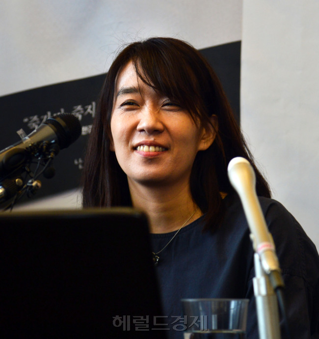 [사진=윤병찬 기자]
[?ㅻ윺?쒓꼍???ㅻ퀝李ш린???뚯꽕 '梨꾩떇二쇱쓽??濡??멸퀎 3? 臾명븰?곸씤 留⑤?而ㅼ긽???섏긽???뚯꽕媛 ?쒓컯??24???쒖슱 留덊룷援??숆탳?숈쓽 ??移댄럹?먯꽌 ?대┛ ?좎옉?뚯꽕 '?? 異쒓컙 湲곗옄媛꾨떞?뚯뿉 李몄꽍?섏??? yoo4698@heraldcorp.com