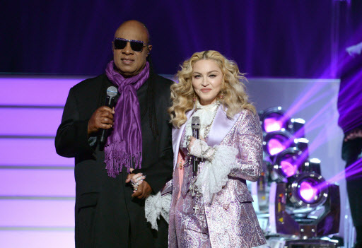 Recording artists Stevie Wonder (left) and Madonna perform a tribute to Prince onstage during the 2016 Billboard Music Awards at T-Mobile Arena on Sunday in Las Vegas, Nevada. (AFP-Yonhap)