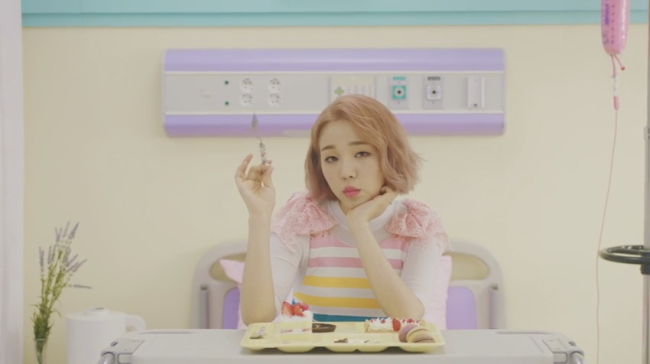 The music video for Baek A-yeon’s digital single “So-So” (JYP Entertainment)