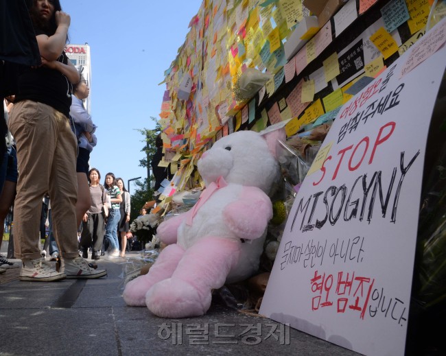 서울 강남역 10번 출구에 만들어진 추모 공간. 갑자기 강남역 10번 출구가 화제로 떠올랐다.(왼쪽 사진) 페이스북 ‘강남역 10번 출구 자유발언대’ 페이지에서 한 남성 발언자가 자신이 겪은 성차별적 사례들을 고백하며 미숙한 성인식 문제를 지적하고 있다.    박현구 기자/phko@·[출처=페이스북 ‘강남역 10번 출구 자유발언대’ 캡처본]