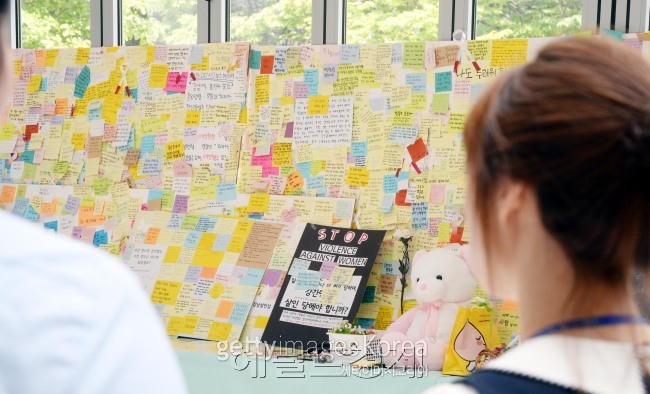 서울 서초구 강남역 10번 출구 앞에 있던 ‘강남역 살인 사건’ 수백장의 추모 쪽지와 국화꽃들이 23일 오전 서울 서초구 서초구청 로비에 옮겨져 전시되고 있다. 박현구 기자/phko@heraldcorp.com