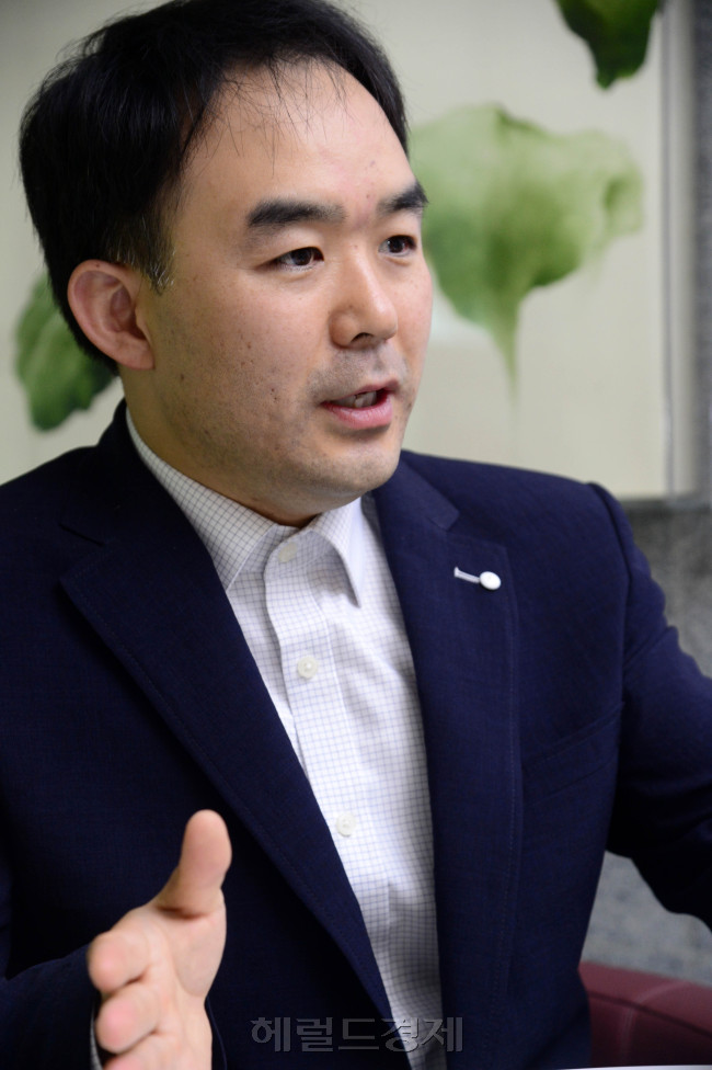 채이배 국민의당 당선자가 24일 오후 서울 여의도 국회 의원회관에서 본지와 인터뷰를 가지고 있다. 박해묵 기자/mook@heraldcorp.com