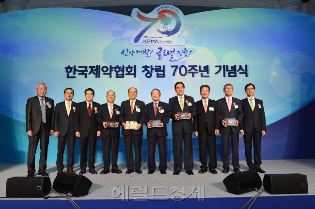 지난해 10월 제약협회 창립 70주년 기념식에서 회장 및 이사장을 역임한 원로들이 참석해 기념떡을 썰고 있다. 이날 이경호 제약협회 회장은 기념사에서 “창립 70주년을 계기로 끊임없는 도전과 창조적 노력을 통해 신약개발과 글로벌 진출, 윤리경영 확대, 사회공헌 실천에 노력하겠다”고 약속했다.