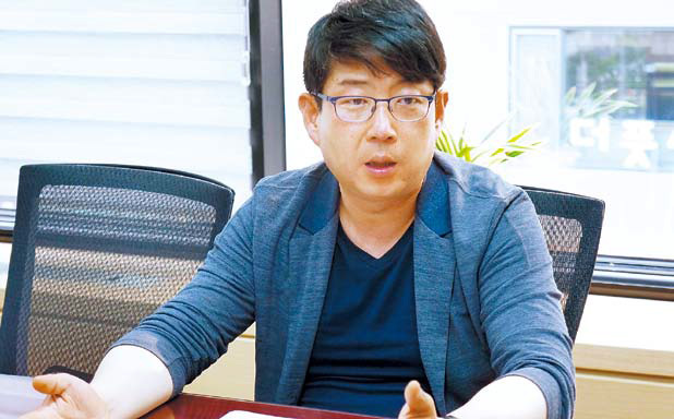 한만기 디지파이코리아 대표가 서울 삼성동 본사에서 이란으로부터 대규모 위성통신사업 수주과정과 사업 추진계획을 소개하고 있다.