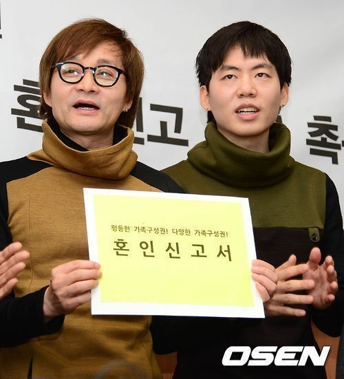 국내최초로 동성혼 허용과 관련해 법정소송을 벌이고 있는 김조광수-김승환 커플 [출처=OSEN]
국내최초로 동성혼 허용과 관련해 법정소송을 벌이고 있는 김조광수-김승환 커플 [출처=OSEN]