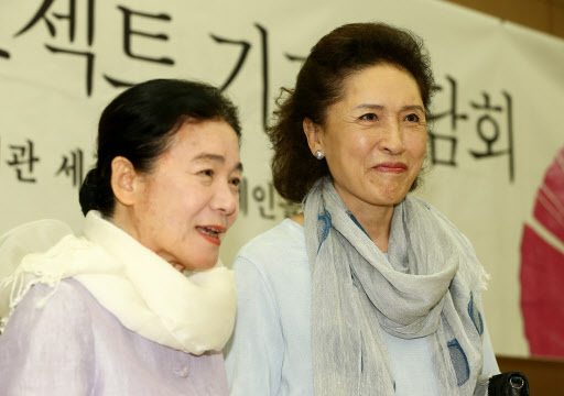 Pansori singer Ahn Sook-sun (left) and cellist Chung Myung-wha pose at a press conference for the Art World Village Project at the Sejong Center in Seoul on Wednesday. (Yonhap)