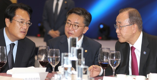 U.N. Secretary-General Ban Ki-moon (far right) chats with Unification Minister Hong Yong-pyo (middle) and Saenuri Party floor leader Rep. Chung Jin-suk (far left) at an event held at the Jeju Forum on Jejudo Island on Wednesday. (Yonhap)