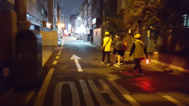 늦은 밤 학생 귀가길을 돕고 있는 ‘여성 안심귀가 스카우트’ 강남 3팀.