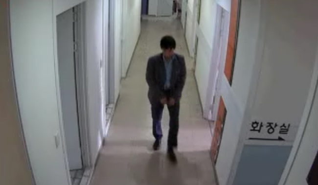 병원 폐쇄회로(CC)TV에 찍힌 피의자 임 씨가 병실을 돌며 다른 입원 환자들의 귀중품을 훔치는 장면.   [구로경찰서 제공]