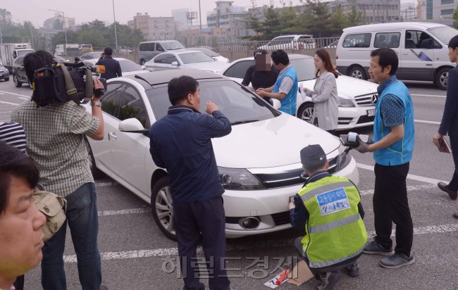자동차세 및 과태료 등 상습체납차량에 대한 서울시.구.경찰청 합동단속이 26일 서울시 전역에서 실시됐다. 차량 번호판 영치 및 강제견인을 통해 시민의 올바른 체납금 납부의식과 안전한 교통문화 조성에 기여하고자 기획되었고 420명의 인원과 장비 107대가 동원되었다. 방법은 번호판인식시스템이 장착되어 있는 카메라장착차량이 체납및 범법차량을 1키로 전방에서 인식하고 스마트폰으로 후방단속인력에 연락을 주면 갓길로 체납차량을 인도하여 적법절차를 통한 고지및 번호판강제유치 절차에 들어가게 된다. 정희조 기자/checho@heraldcorp.com