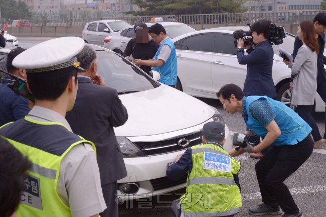 자동차세 및 과태료 등 상습체납차량에 대한 서울시.구.경찰청 합동단속이 26일 서울시 전역에서 실시됐다. 차량 번호판 영치 및 강제견인을 통해 시민의 올바른 체납금 납부의식과 안전한 교통문화 조성에 기여하고자 기획되었고 420명의 인원과 장비 107대가 동원되었다. 방법은 번호판인식시스템이 장착되어 있는 카메라장착차량이 체납및 범법차량을 1키로 전방에서 인식하고 스마트폰으로 후방단속인력에 연락을 주면 갓길로 체납차량을 인도하여 적법절차를 통한 고지및 번호판강제유치 절차에 들어가게 된다. <br />정희조 기자/checho@heraldcorp.com  160526
자동차세 및 과태료 등 상습체납차량에 대한 서울시.구.경찰청 합동단속이 26일 서울시 전역에서 실시됐다. 차량 번호판 영치 및 강제견인을 통해 시민의 올바른 체납금 납부의식과 안전한 교통문화 조성에 기여하고자 기획되었고 420명의 인원과 장비 107대가 동원되었다. 방법은 번호판인식시스템이 장착되어 있는 카메라장착차량이 체납및 범법차량을 1키로 전방에서 인식하고 스마트폰으로 후방단속인력에 연락을 주면 갓길로 체납차량을 인도하여 적법절차를 통한 고지및 번호판강제유치 절차에 들어가게 된다.
정희조 기자/checho@heraldcorp.com  160526