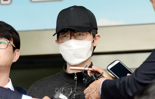 서울 서초경찰서는 강남역 인근 주점 건물 화장실에서 20대 여성을 살해한 ‘묻지마 살인’ 피의자 김모(34) 씨 수사를 마무리하고 김 씨에 대해 살인 혐의를 적용해 26일 오전 기소의견으로 검찰에 송치했다. 김 씨는 지난 17일 오전 1시께 강남역 근처에 있는 서초동 주점 건물 공용화장실에서 일면식도 없는 A(23ㆍ여) 씨를 흉기로 수차례 찔러 살해한 혐의다. 박현구 기자/phko@heraldcorp.com