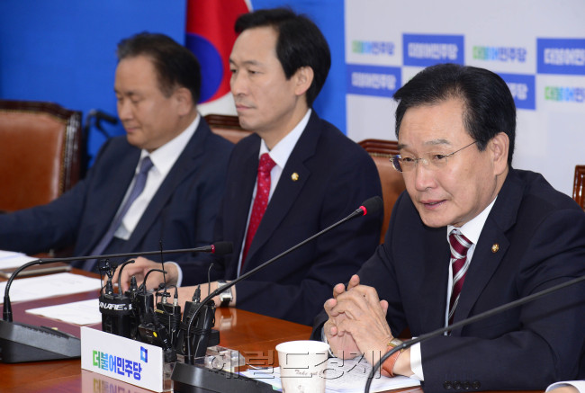 여당인 새누리당이 내홍을 겪고 있는 가운데 야당인 더불어민주당과 국민의당은 연일 청년일자리, 가습기살균제 등 경제ㆍ민생이슈를 내세우며 치고 나가고 있다. 26일 오전 서울 여의도 국회에서 각각 열린 더민주와 국민의당 정책조정회의에서 두 당의 변재일ㆍ김성식 정책위의장이 모두발언을 하고 있다. 박해묵 기자/mook@heraldcorp.com