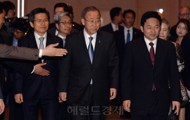 26일 오전 서귀포 제주국제컨벤션센터에서 열린 제11회 제주포럼 개회식에서 반기문 유엔사무총장(가운데)이 황교안 국무총리(왼쪽), 원희룡 제주도지사(오른쪽)과 함께 입장하고 있다. 반총장은 이날 기조연설에서 “북한은 도발을 중단하고 국제의무를 준수해야한다”고 강조했다. 안훈 기자/rosedale@heraldcorp.com