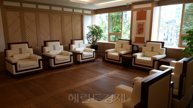 하나금융은 중국 큰손들의 취향을 반영해 IPC 내부 인테리어에도 신경을 썼다. VIP실에는 청와대에 납품되는 고급 소파를 들여놨고 미술 작품들도 곳곳에 배치했다.