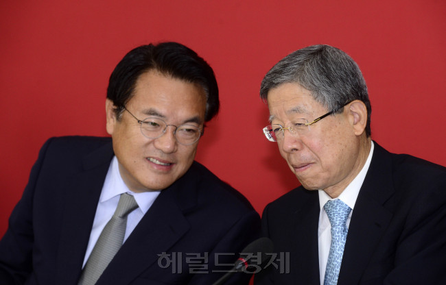 김희옥 새누리당 혁신비상대책위원장 내정자(오른쪽)가 27일 오전 서울 여의도 국회 새누리당 원내대표 회의실에서 열린 상견례 자리에서 정진석 원내대표와 대화하고 있다. 박해묵 기자/mook@heraldcorp.com