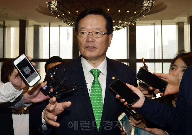 정의화 국회의장이 27일 오전 서울 여의도 국회에서 취재진들의 질문에 답하고 있다. 박해묵 기자/mook@heraldcorp.com