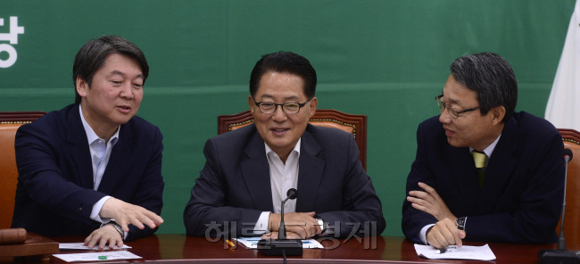 안철수 국민의당 공동대표가 27일 오전 서울 여의도 국회에서 열린 최고위원회의에서 당 지도부와 이야기를 나누고 있다. 박해묵 기자/mook@heraldcorp.com