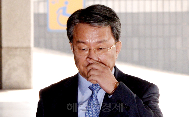 검사장 출신 홍만표(57) 변호사가 피의자 신분으로 서울중앙지검에 출두했다. 정운호 네이처리퍼블릭 대표의 수사 단계에서 불법적인 영향력을 행사하고, 거액의 수임료를 받고도 탈세한 혐의를 받고 있다. 서울중앙지검 특수1부(부장 이원석)는 홍 변호사를 둘러싸고 제기된 ‘전관 로비’와 탈세 혐의 등을 집중 추궁할 예정이다. 사진= 박현구 기자phko@heraldcorp.com