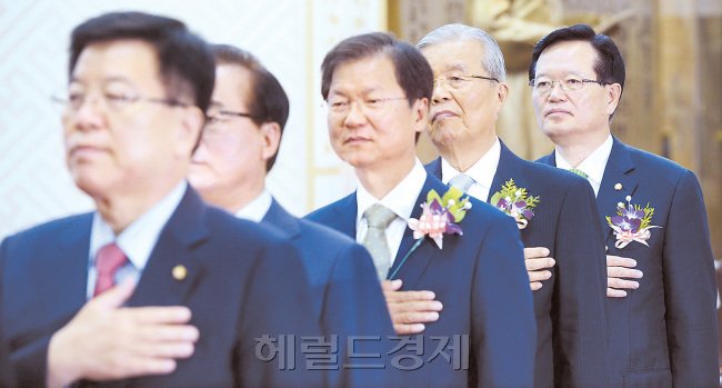 정의화 국회의장, 김종인 더민주 비대위 대표, 천정배 국민의당 상임공동대표, 정갑윤 국회부의장, 김광림 새누리당 정책위의장(오른쪽부터)이
27일 오전 서울 여의도 국회에서 열린 제68주년 국회개원기념식에서 국민의례를 하고 있다. 박해묵 기자/mook@heraldcorp.com